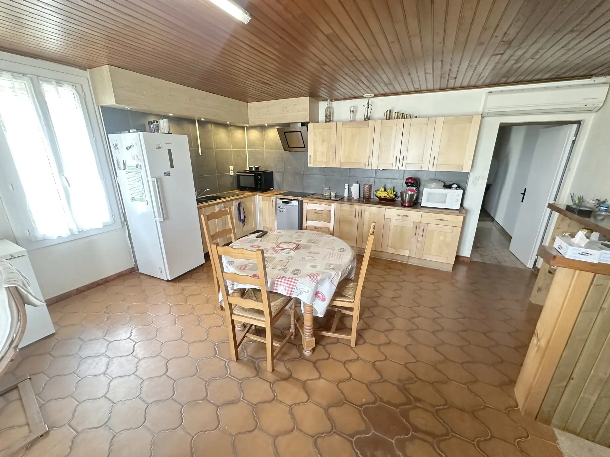 Maison en pierre avec grand hangar à Marmande avec espace de stockage de 650m² 