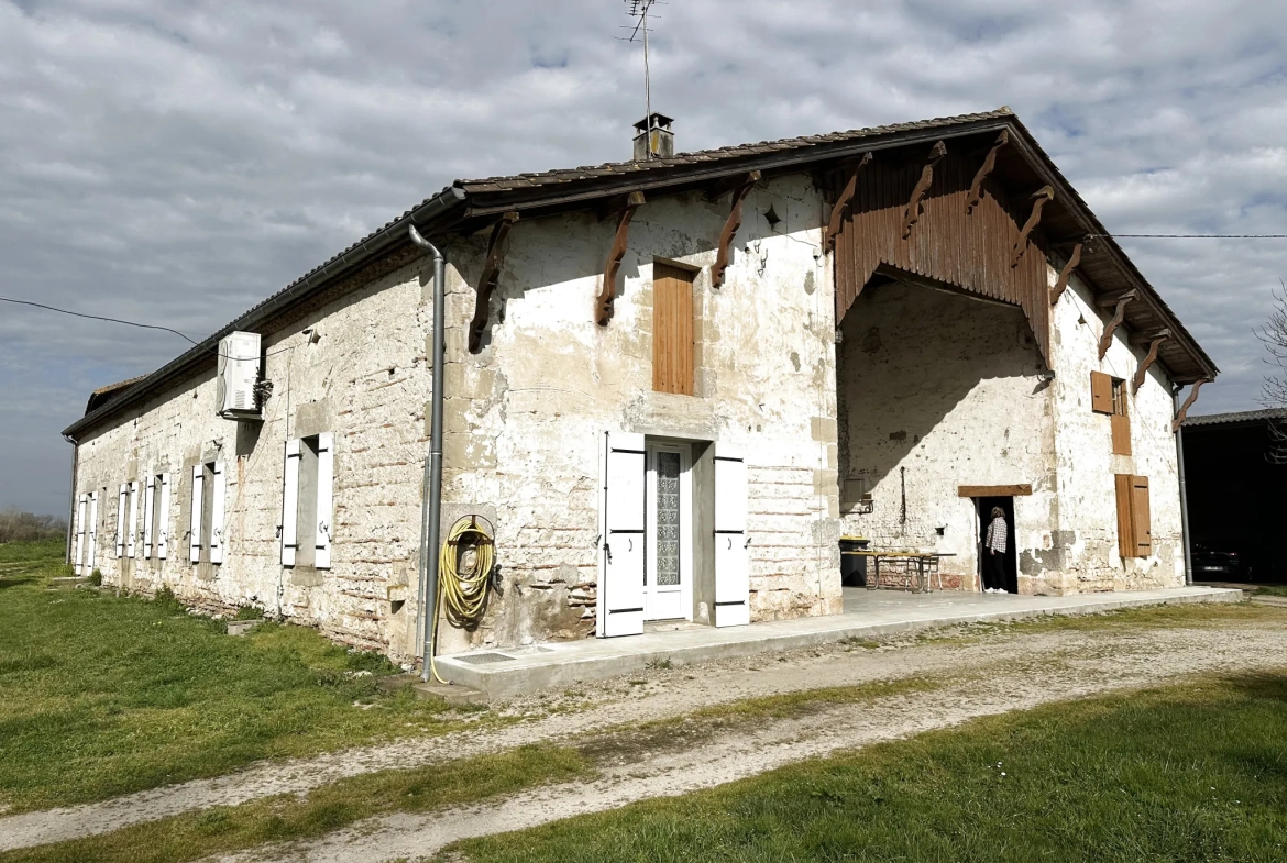 Maison en pierre avec grand hangar à Marmande avec espace de stockage de 650m² 