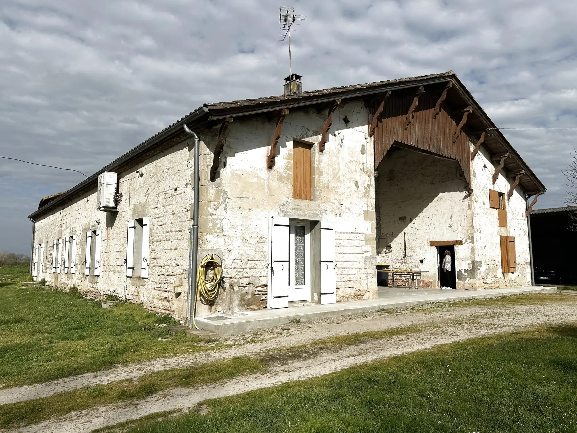 Maison en pierre avec grand hangar à Marmande avec espace de stockage de 650m² 