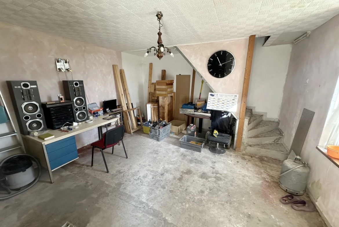 Maison en pierre avec grand hangar à Marmande avec espace de stockage de 650m² 