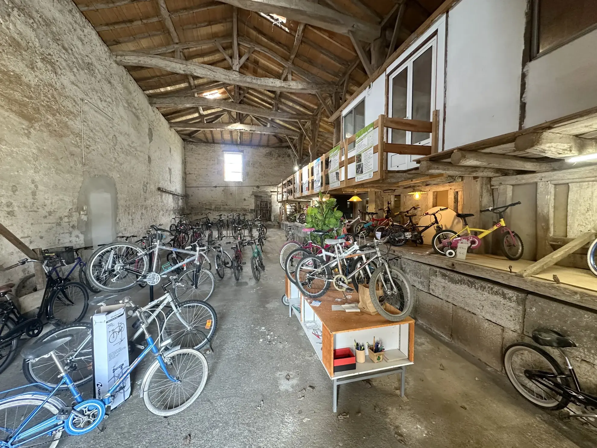 Maison en pierre avec grand hangar à Marmande avec espace de stockage de 650m² 