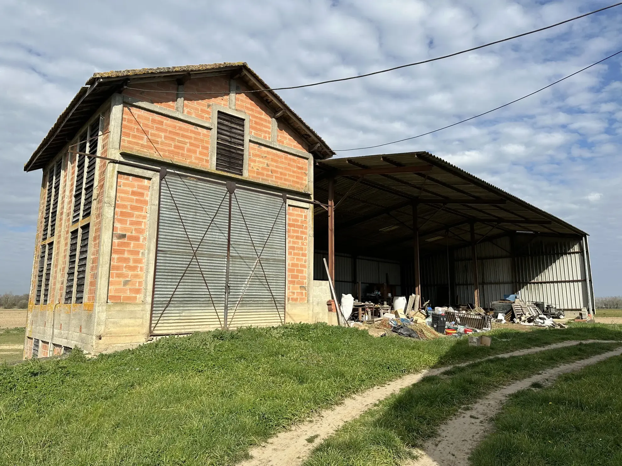 Maison en pierre avec grand hangar à Marmande avec espace de stockage de 650m² 