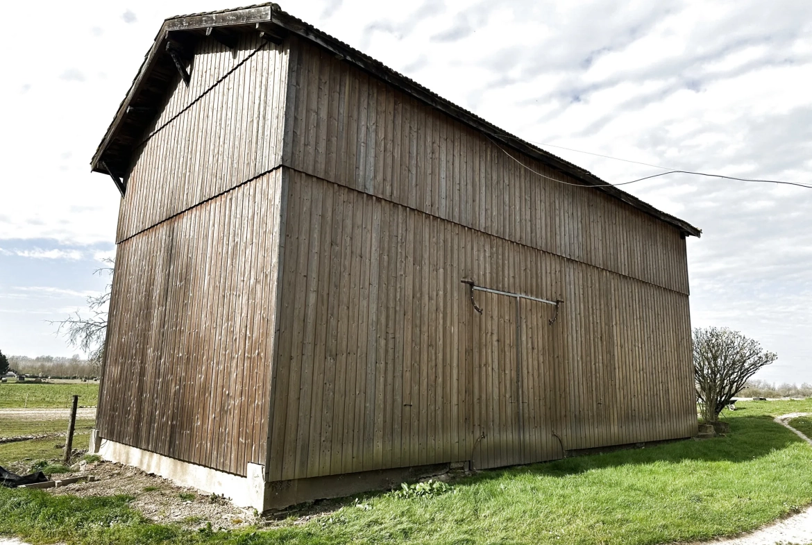 Maison en pierre avec grand hangar à Marmande avec espace de stockage de 650m² 