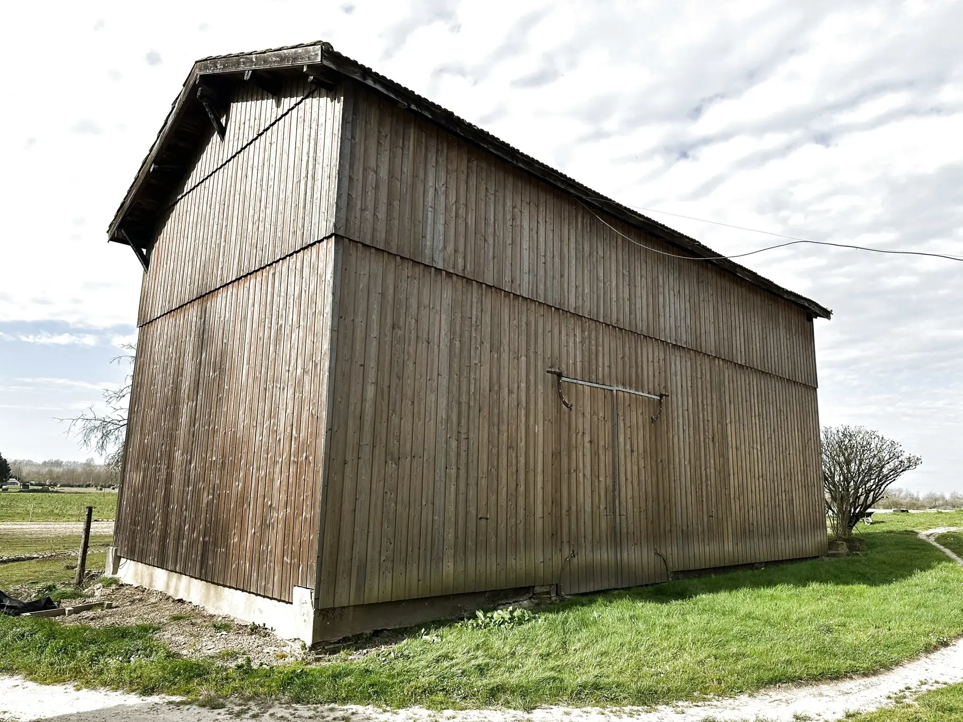 Maison en pierre avec grand hangar à Marmande avec espace de stockage de 650m² 
