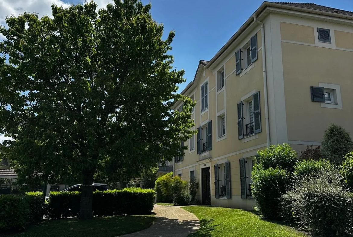 Charmant T2 en centre-ville de Magny-le-Hongre avec parking et balcon 