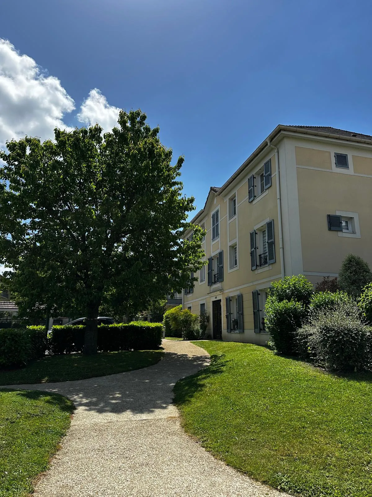 Charmant T2 en centre-ville de Magny-le-Hongre avec parking et balcon 