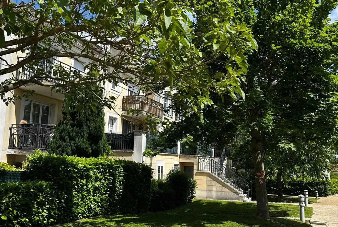 Charmant T2 en centre-ville de Magny-le-Hongre avec parking et balcon 