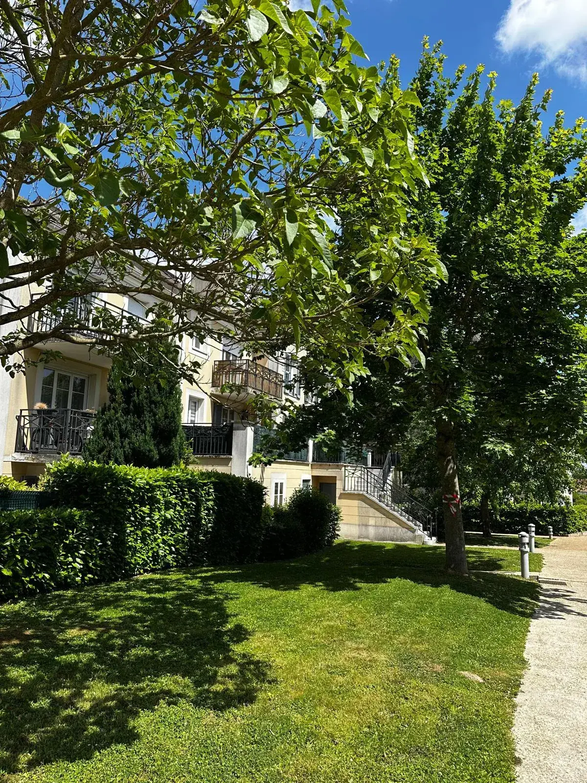 Charmant T2 en centre-ville de Magny-le-Hongre avec parking et balcon 