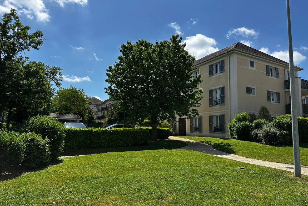 Charmant T2 en centre-ville de Magny-le-Hongre avec parking et balcon 