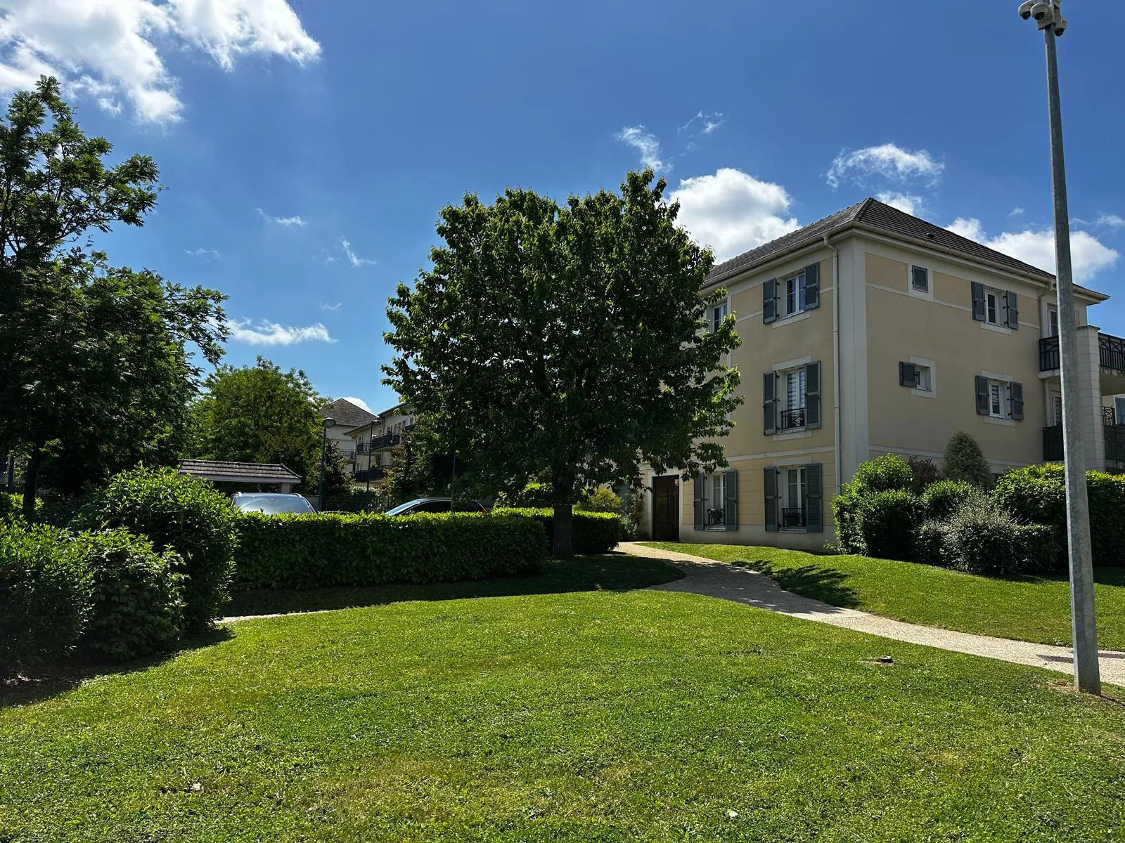 Charmant T2 en centre-ville de Magny-le-Hongre avec parking et balcon 