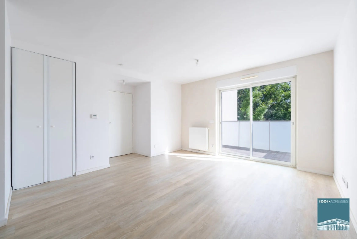 Appartement 2 pièces avec balcon, parking à Cenon en résidence récente 
