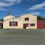 Spacieuse maison en pierres avec terrain à Saint Jean de Beugné