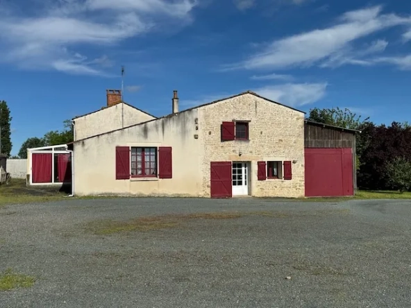 Spacieuse maison en pierres avec terrain à Saint Jean de Beugné