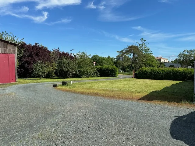 Spacieuse maison en pierres avec terrain à Saint Jean de Beugné 