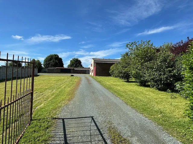 Spacieuse maison en pierres avec terrain à Saint Jean de Beugné 