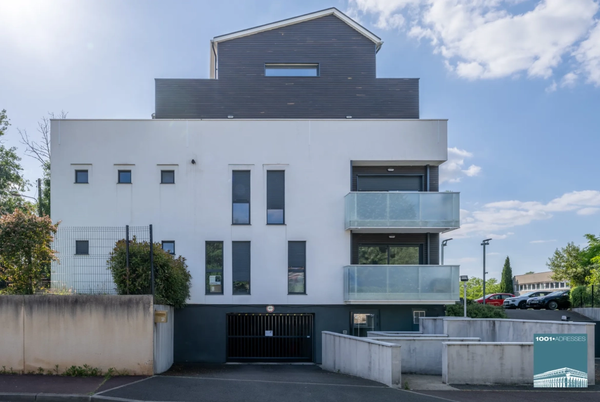 Appartement 2 pièces avec balcon, parking à Cenon en résidence récente 