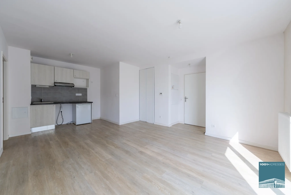 Appartement 2 pièces avec balcon, parking à Cenon en résidence récente 