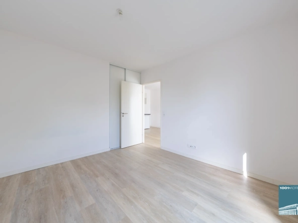 Appartement 2 pièces avec balcon, parking à Cenon en résidence récente 