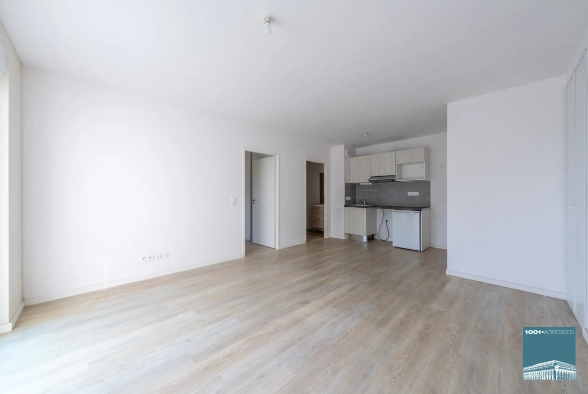 Appartement 2 pièces avec balcon, parking à Cenon en résidence récente 