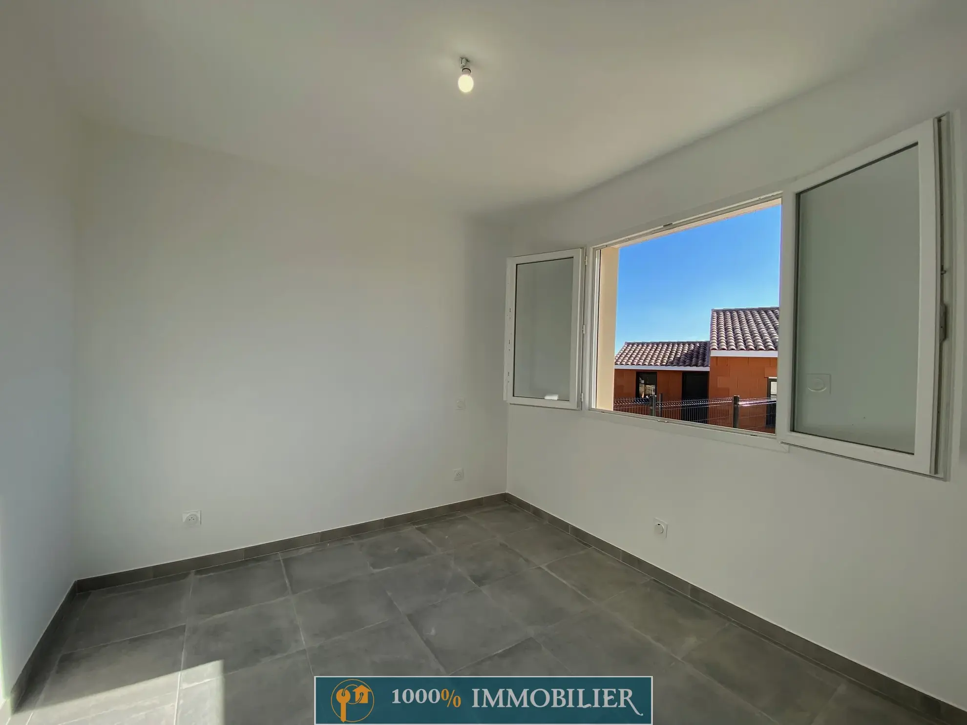 Villa neuve de 98 m² avec garage à Pouzolles - Terrasse et jardin piscinable 