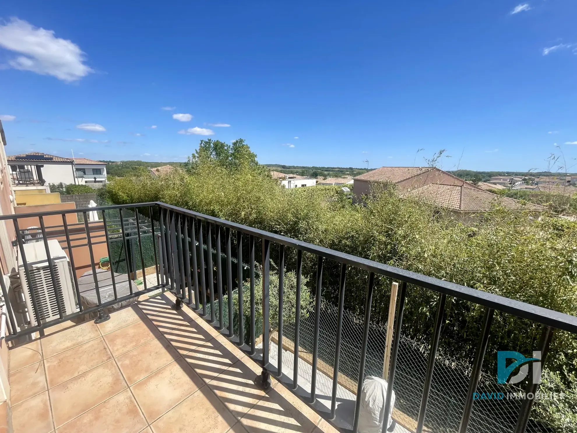 Villa T4 à Servian avec 3 chambres, terrasse et garage - environnement calme 