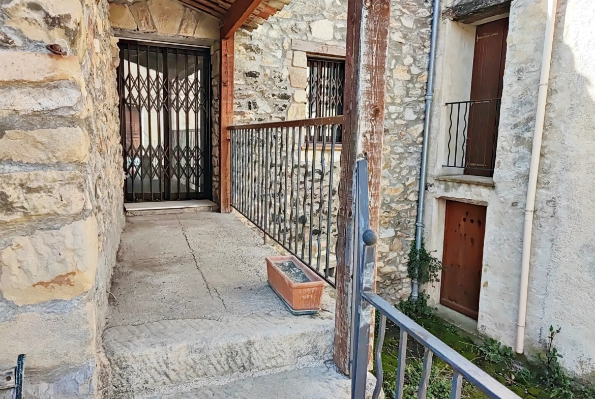 Maison de village en pierres à vendre à Méailles - 90 m² + écurie et dépendances 