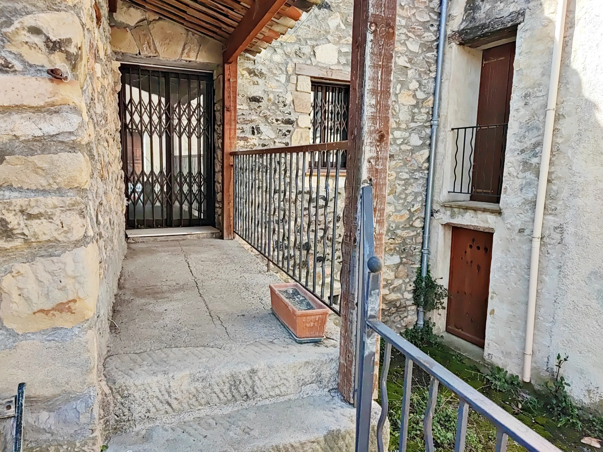 Maison de village en pierres à vendre à Méailles - 90 m² + écurie et dépendances 