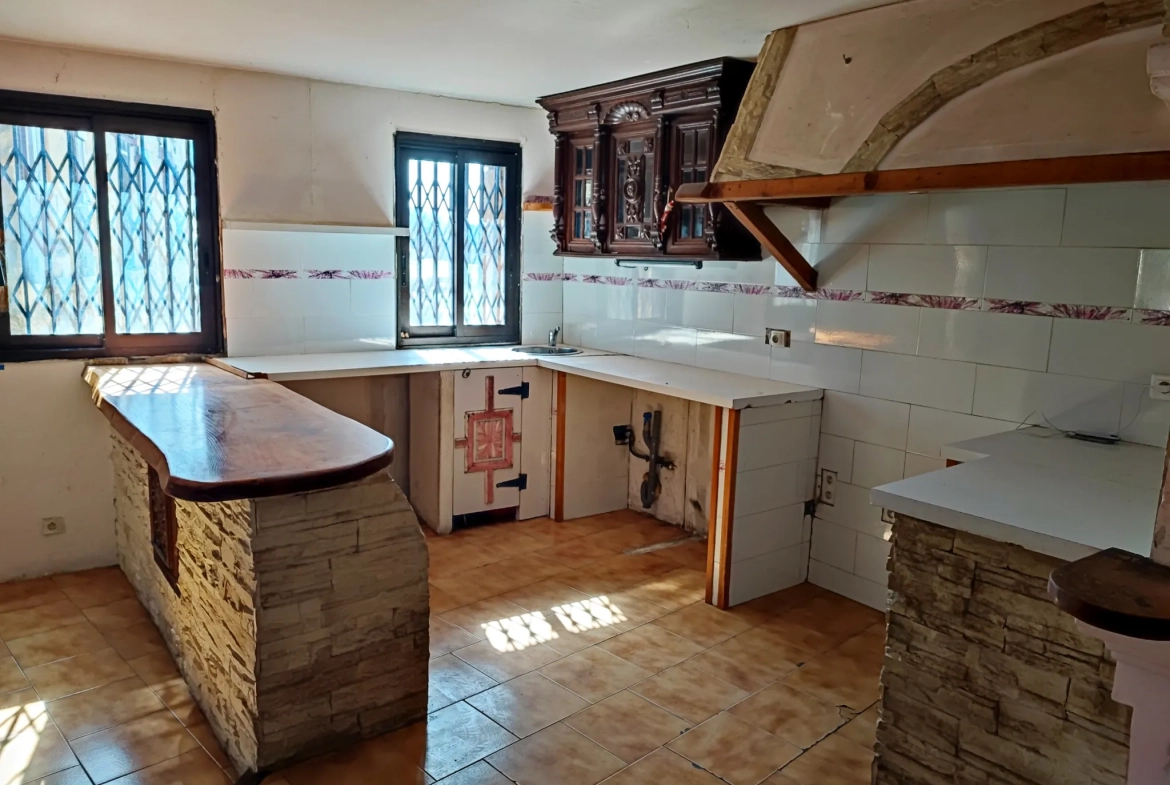 Maison de village en pierres à vendre à Méailles - 90 m² + écurie et dépendances 