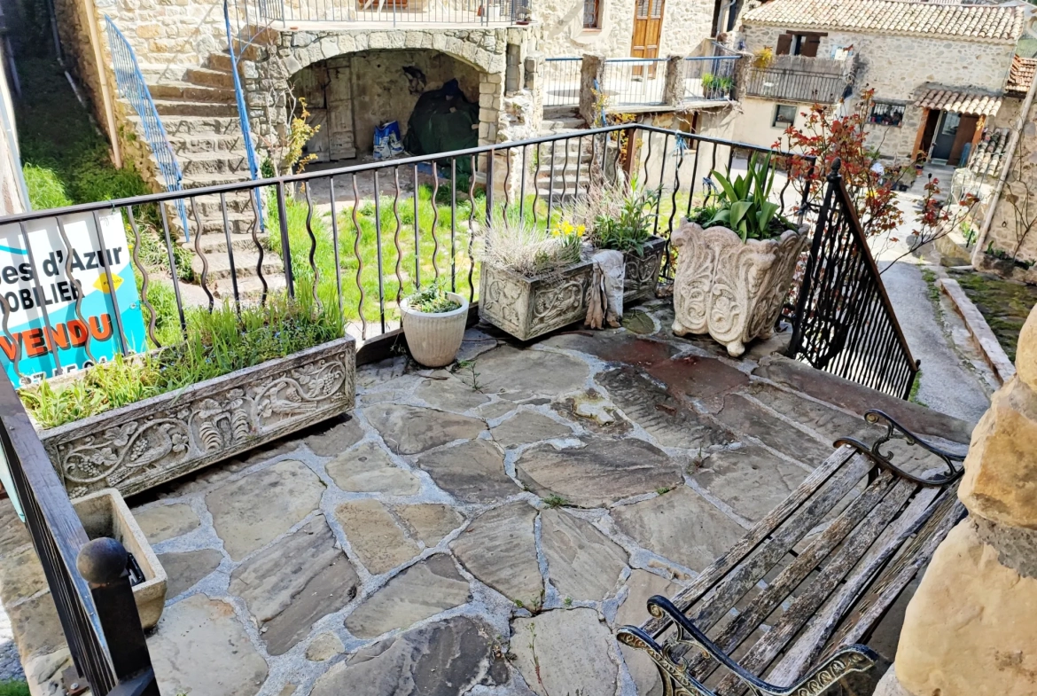 Maison de village en pierres à vendre à Méailles - 90 m² + écurie et dépendances 