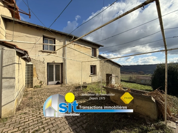 Ferme à rénover à Vernioz - 82 m², terrain 1519 m², proche Vienne