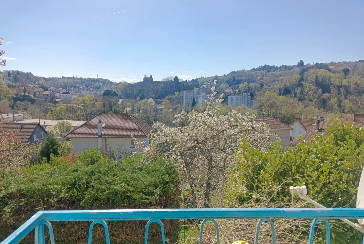 Maison familiale avec studio indépendant et potentiel de division à Tulle 