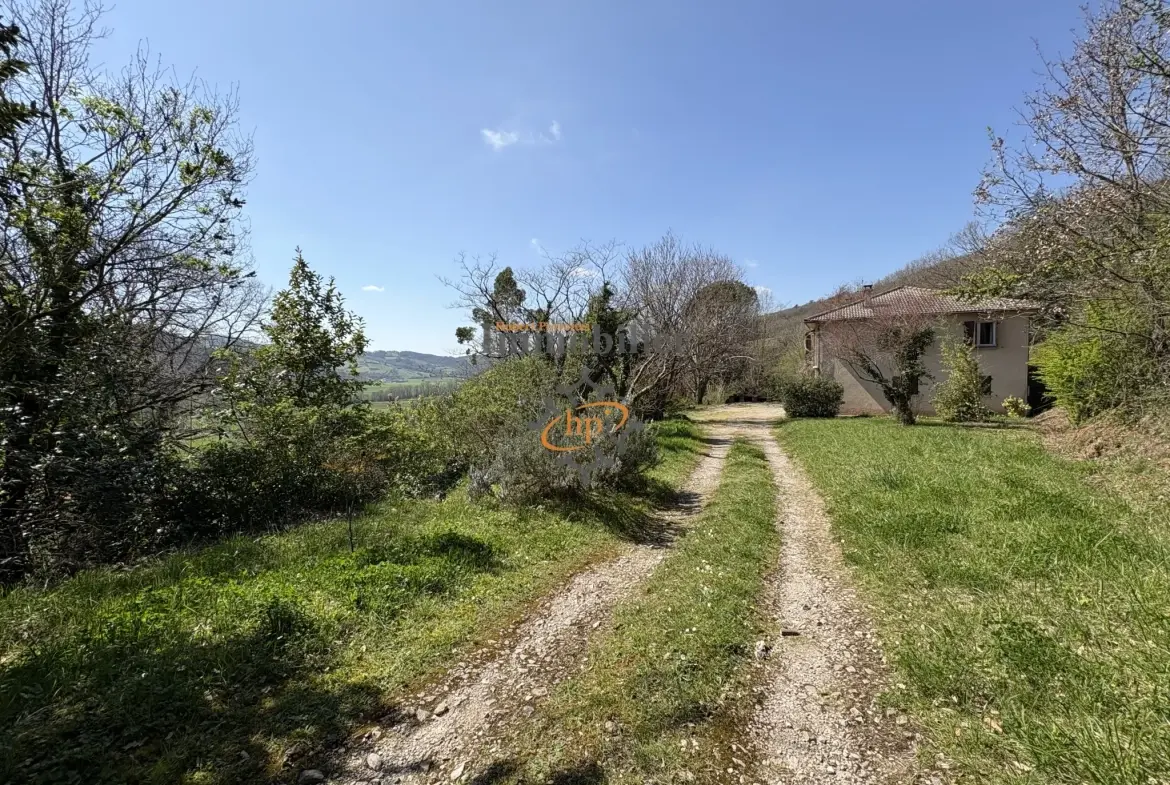 Maison à vendre avec terrain à Saint Affrique - Vue dégagée et environnement paisible 
