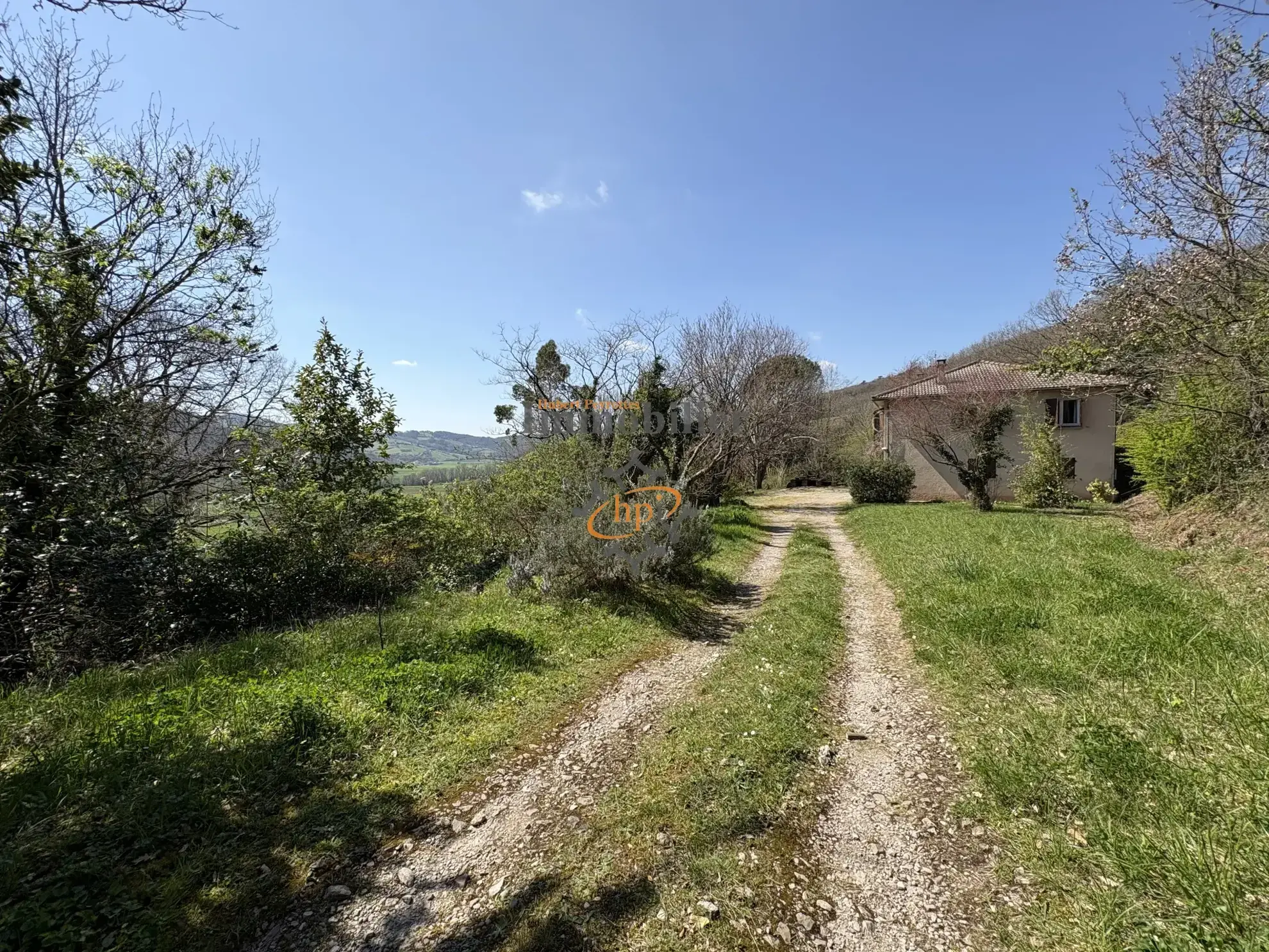 Maison à vendre avec terrain à Saint Affrique - Vue dégagée et environnement paisible 