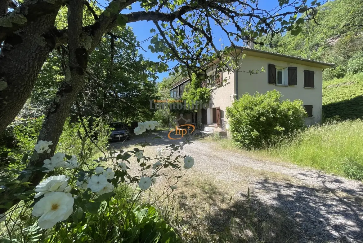 Maison à vendre avec terrain à Saint Affrique - Vue dégagée et environnement paisible 