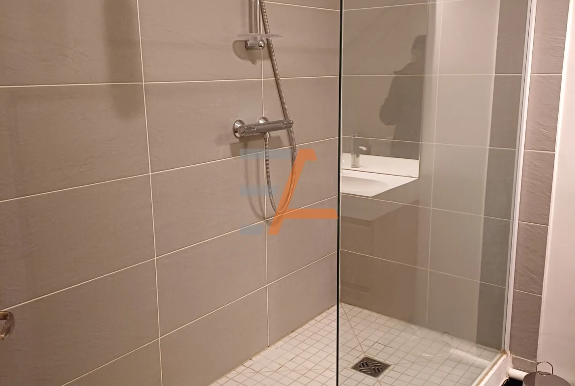 Appartement T2 rénové avec balcon à Saint-Étienne – Quartier Jacquard/Préfecture 