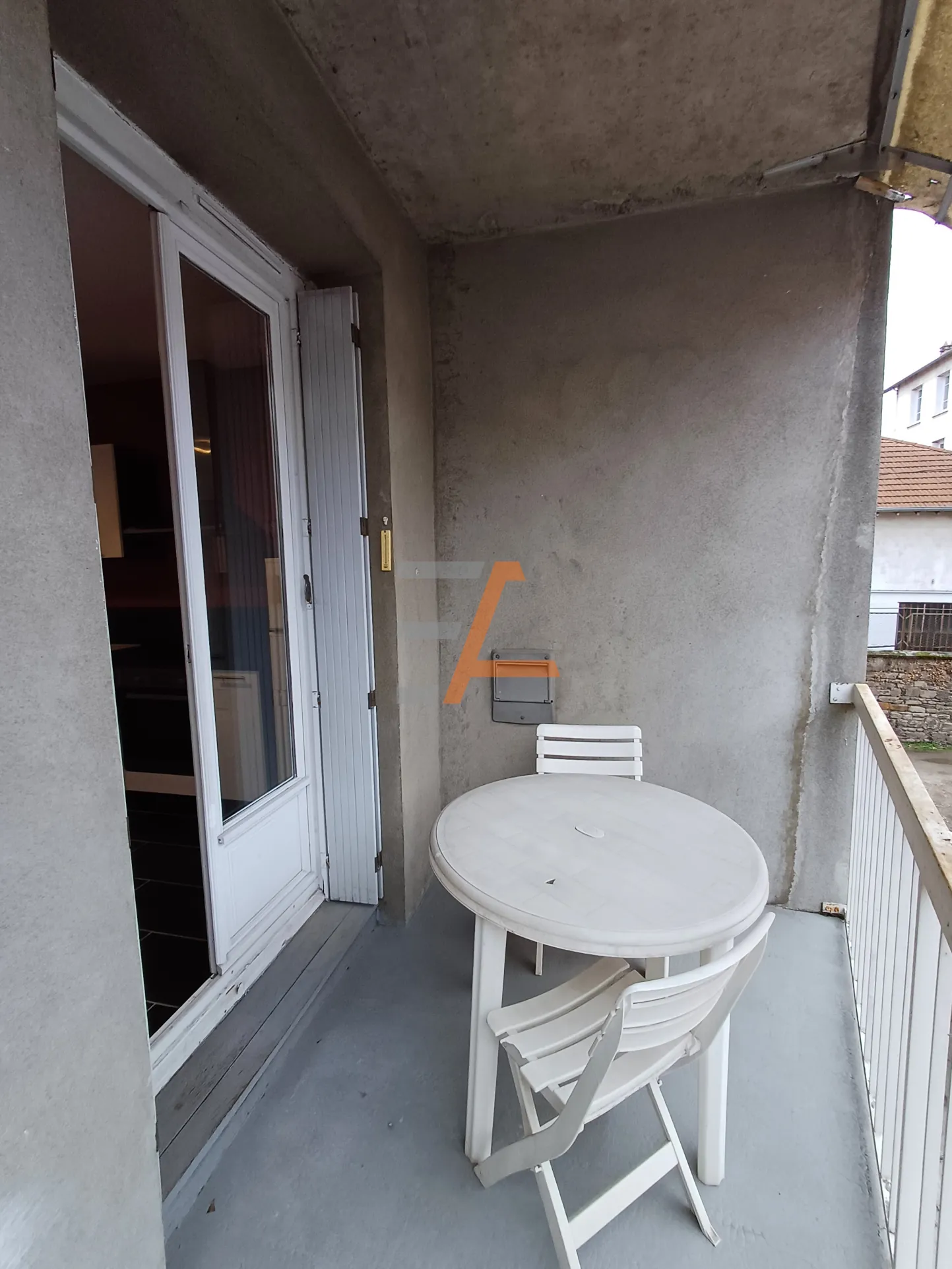Appartement T2 rénové avec balcon à Saint-Étienne – Quartier Jacquard/Préfecture 