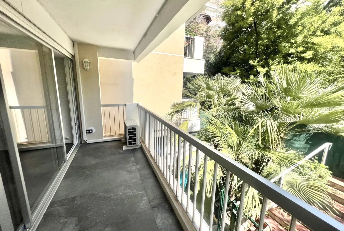 Appartement rénové de 35 m² avec terrasse à Cannes Basse Californie 