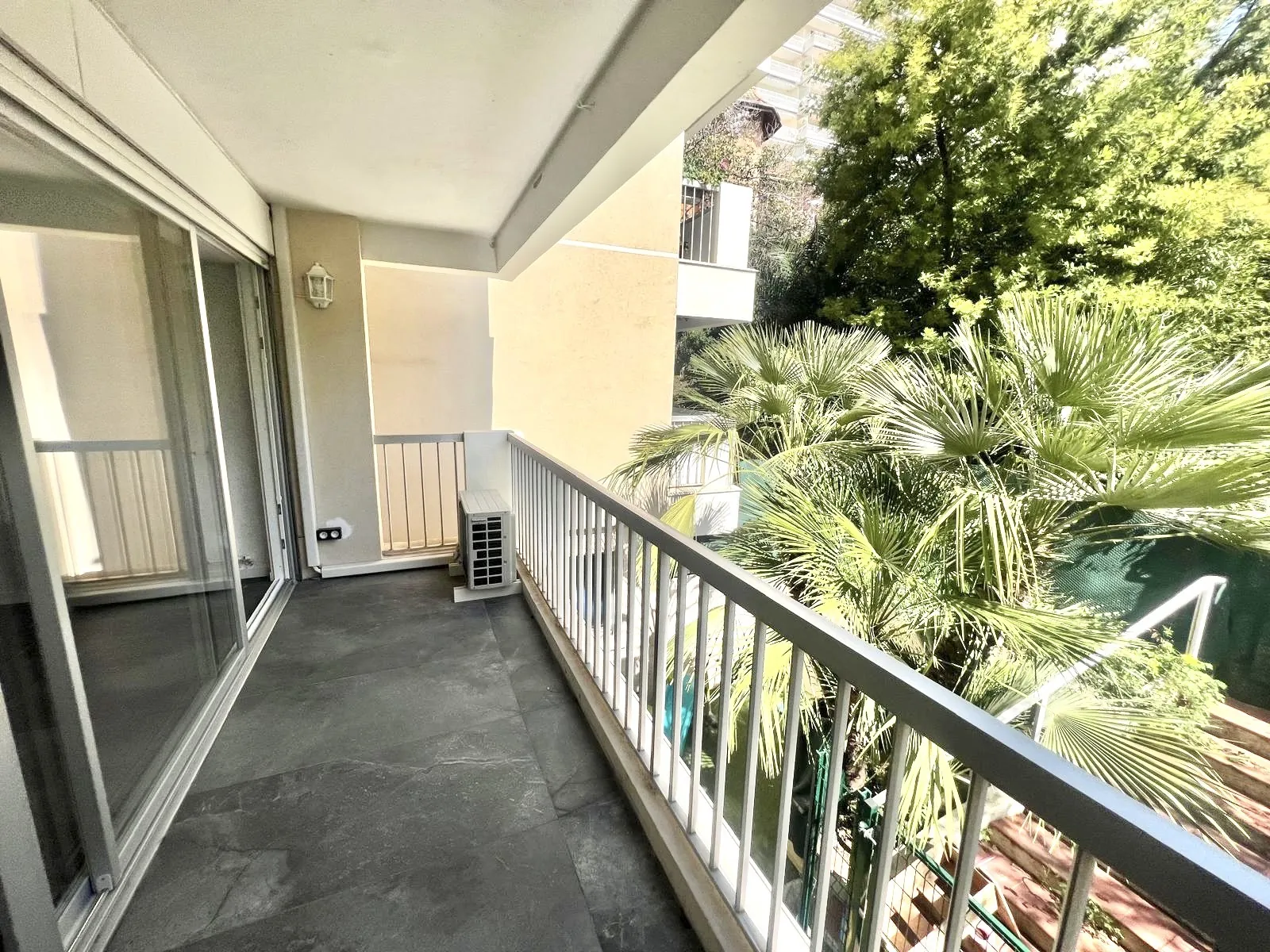 Appartement rénové de 35 m² avec terrasse à Cannes Basse Californie 