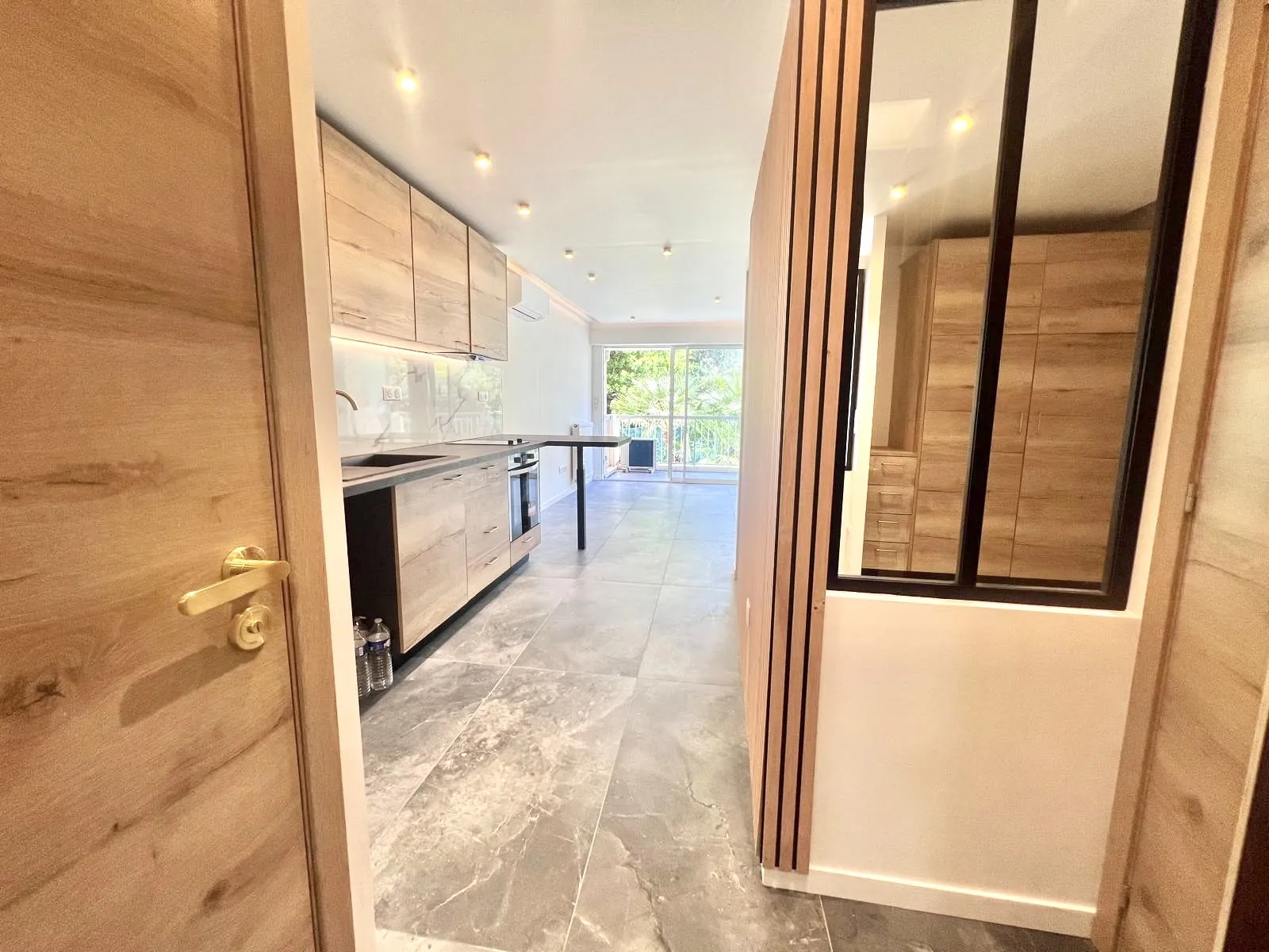 Appartement rénové de 35 m² avec terrasse à Cannes Basse Californie 