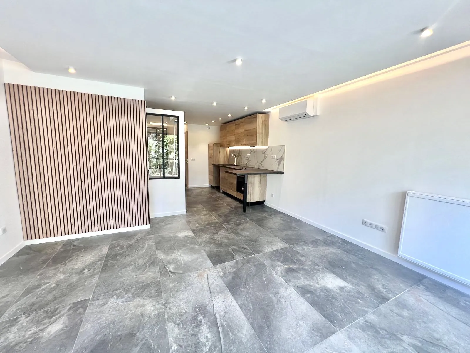 Appartement rénové de 35 m² avec terrasse à Cannes Basse Californie 
