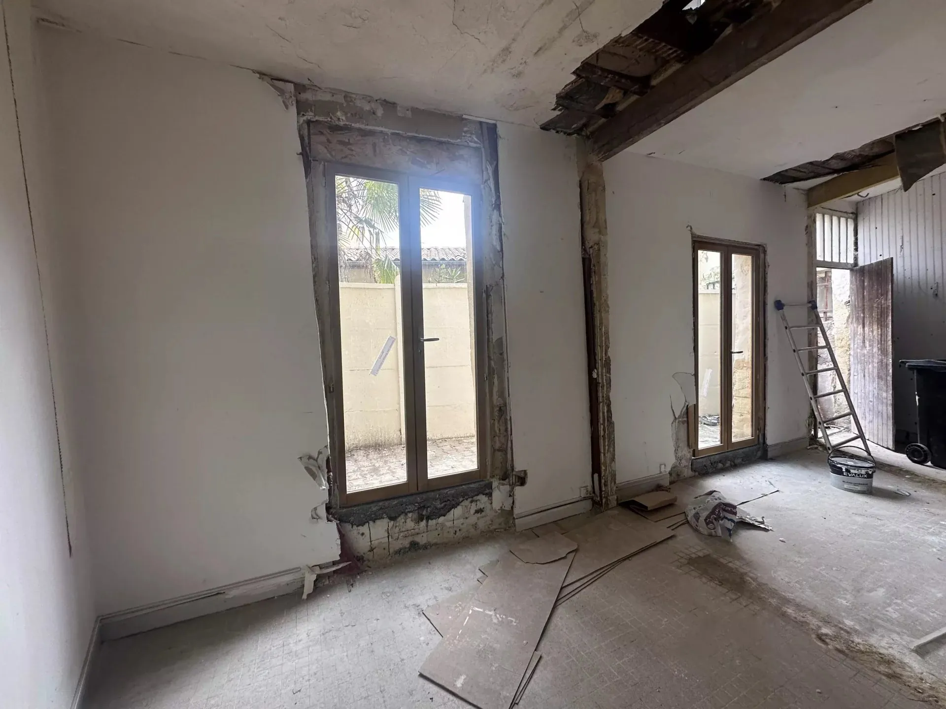 Rare appartement à rénover dans le quartier des Chartrons à Bordeaux avec cour privée 