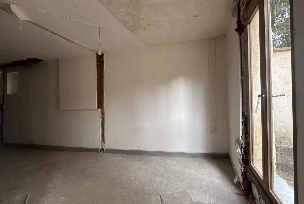 Rare appartement à rénover dans le quartier des Chartrons à Bordeaux avec cour privée 