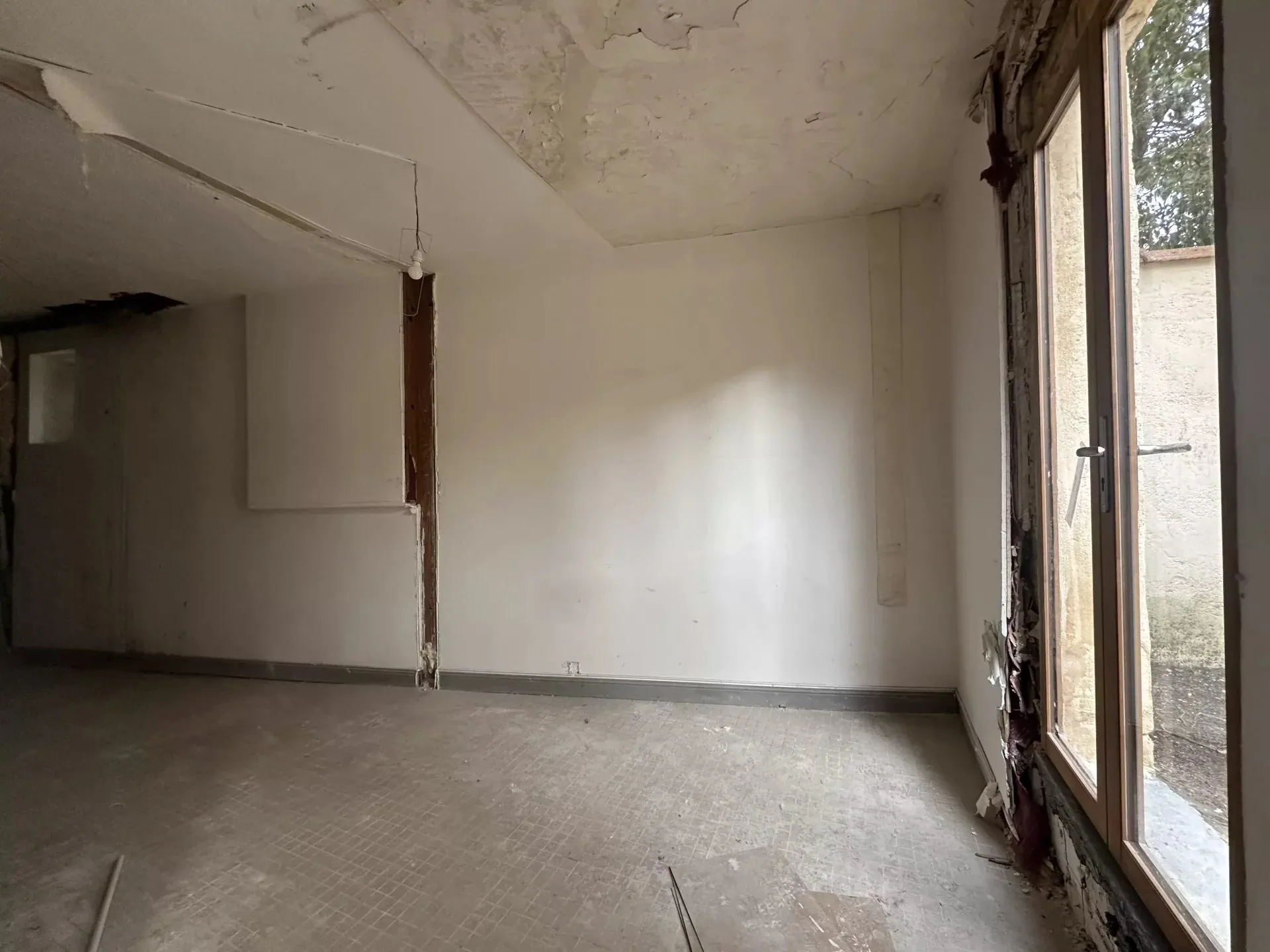 Rare appartement à rénover dans le quartier des Chartrons à Bordeaux avec cour privée 