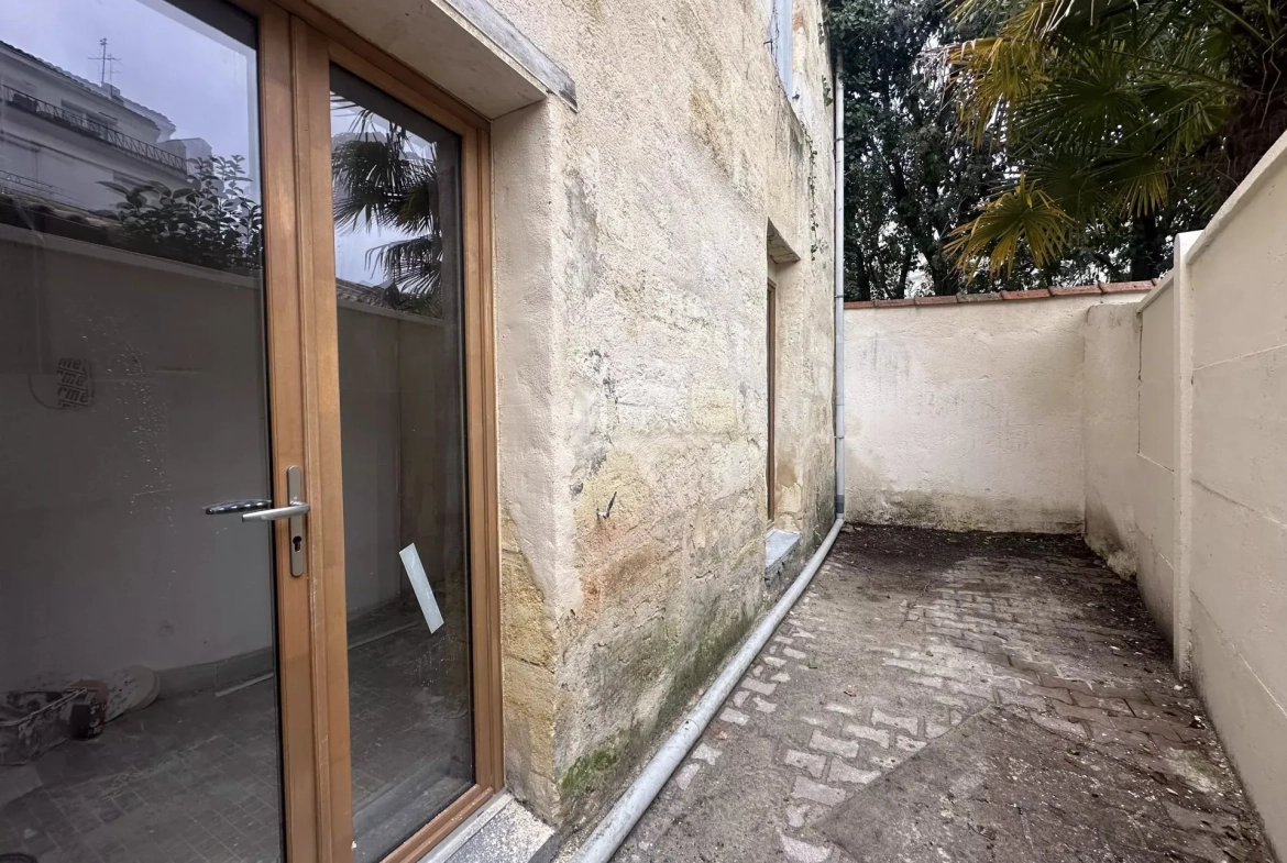 Rare appartement à rénover dans le quartier des Chartrons à Bordeaux avec cour privée 