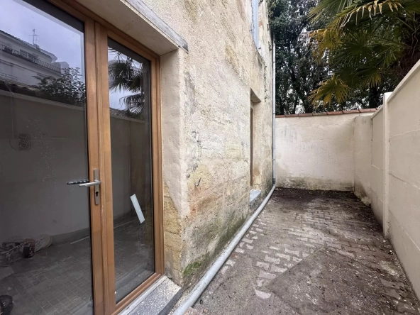 Rare appartement à rénover dans le quartier des Chartrons à Bordeaux avec cour privée