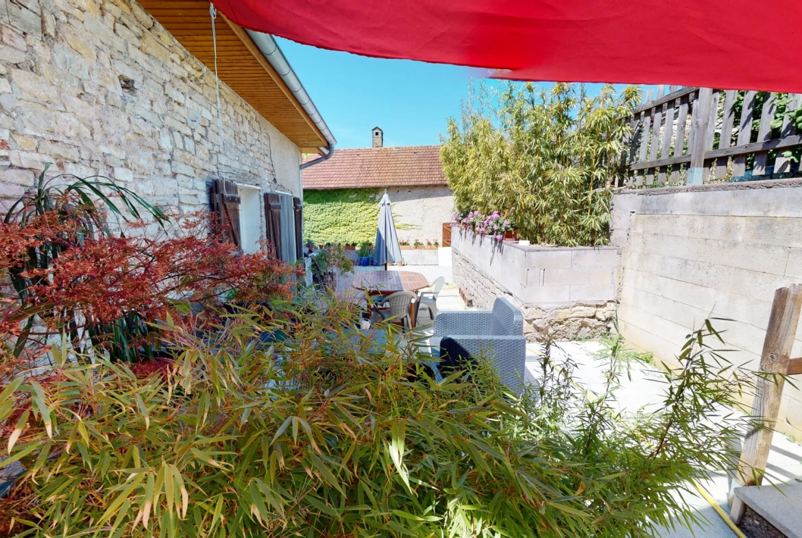 Maison de village avec deux habitations et potentiel d’aménagement à Rougemont 