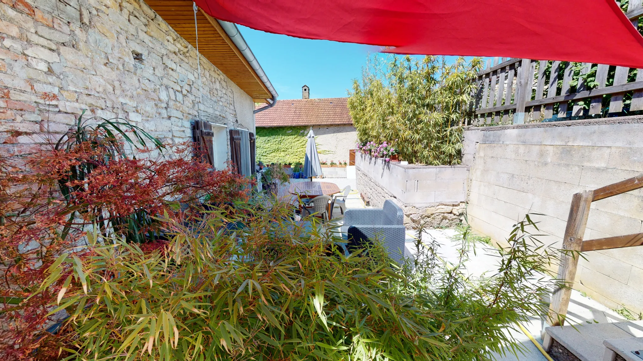 Maison de village avec deux habitations et potentiel d’aménagement à Rougemont 