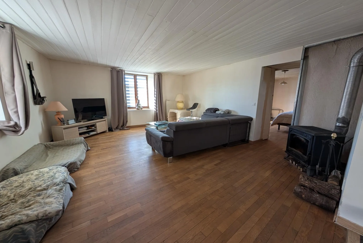 Maison de village avec deux habitations et potentiel d’aménagement à Rougemont 