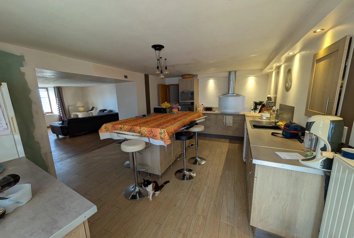 Maison de village avec deux habitations et potentiel d’aménagement à Rougemont 