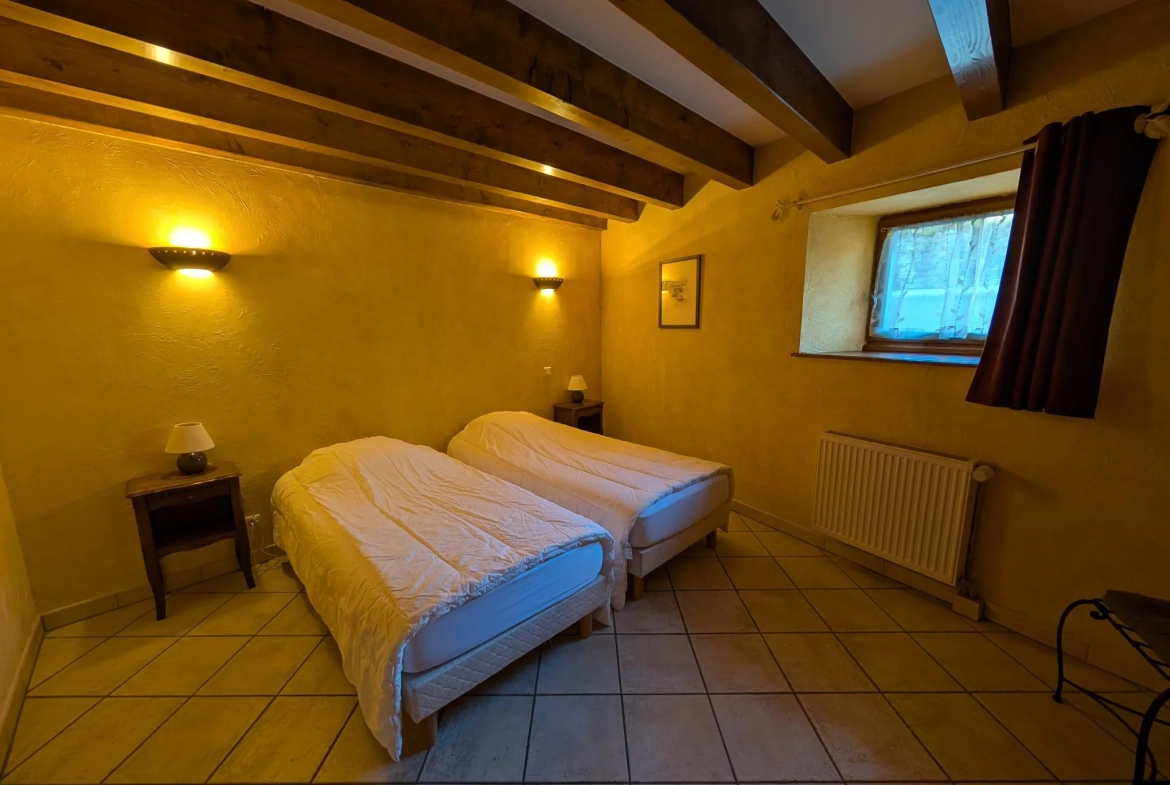 Maison de village avec deux habitations et potentiel d’aménagement à Rougemont 